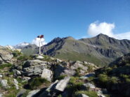 A destra, contro il cielo, la Lunella vista dal colletto nei pressi della Patanua.