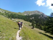 Contro il cielo, in centro, la cima vista dai pressi di Pian Tsatè.
