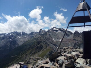 Il panorama dalla cima guardando verso il monte Avic.