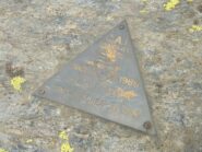 La targhetta in cima