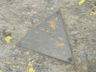 La targhetta in cima