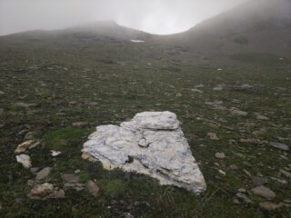 Curiose rocce bianche puntinano la zona sotto il colle