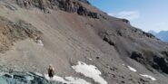 Discesa dal colle con i nevai aggirabili
