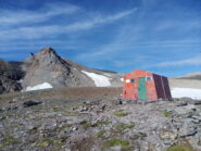 Il bivacco Sigot e a sinistra il Roc Peirus.