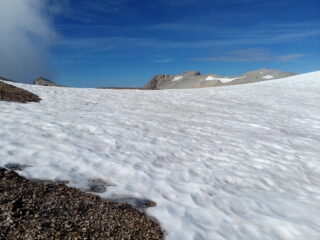Ancora un nevaio poco prima del pianoro  superiore. In fondo, la cima del Vallonetto.