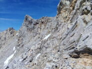 Il tratto attrezzato con cavo metallico e il dente di vetta.