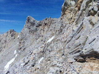 Il tratto attrezzato con cavo metallico e il dente di vetta.