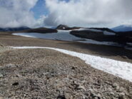 In fondo, il Roc Peirus visto dal pianoro superiore.