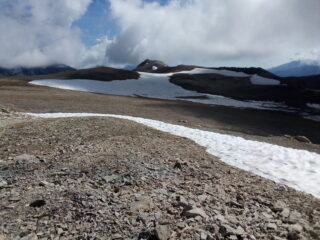 In fondo, il Roc Peirus visto dal pianoro superiore.