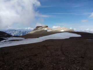 Sul pianoro superiore. In fondo, il tratto di cresta.