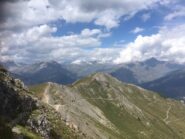 L'inizio della ferrata e il Passo della Mulattiera con la strada che scende verso al forte Bramafam