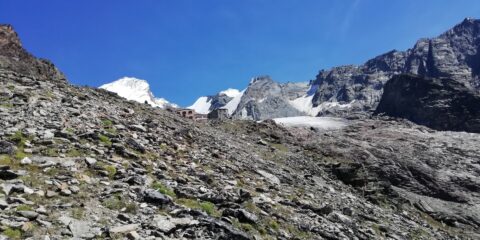 L'arrivo al rifugio con la meta sullo sfondo a sx