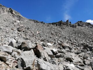 23/8/2020, la pietraia verso il colle... i Tre Cappuccini si avvicinano. Questo tratto, per quanto un po' faticoso, è meno penoso di quanto avessi immaginato.