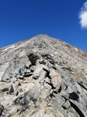 La cresta Sud-Sud-Est dal Col des Trois Capucins. La traccia, a tratti franosa e insidiosa, da percorrere con cautela, si tiene appena a destra (Est) del filo.