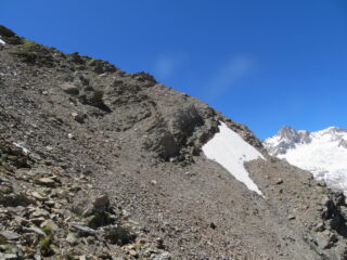 Il traverso delicato sotto la cima; sfondo Aig. des Glaciers