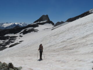 Coi ramponi sui pendii di salita. Sfondo Aiguille Veys