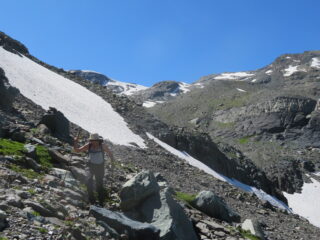 Quasi al termine della pietraia in discesa, con la cima lontana