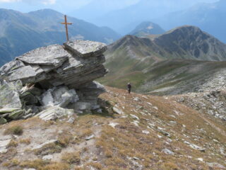 Salendo lungo la cresta; vista sul col Fetita