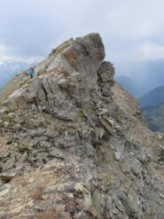 la minuscola vetta, pericolosamente fragile