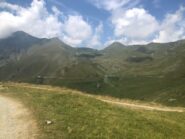 Vista del percorso fatto a piedi. Il colle è il punto più basso al centro della foto. La vetta il più alto a sinistra.