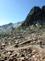 Il primo tratto lastricato dopo il Lago inferiore di Valscura
