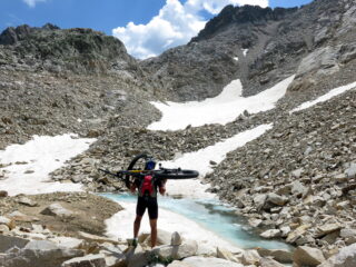 Salendo al Passo di Tablasses prima del nevaio