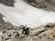 Tratto cicloalpinistico della gita, sotto la casermetta prossima al Passo di Tablasses