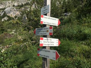 Indicazioni al bivio di Pian Ciucchea