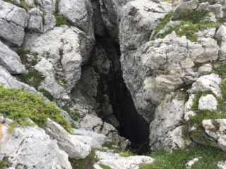 Uno dei numerosi pozzi carsici a Nord della Chiusetta