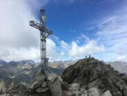 L'anticima con la croce e la vetta poco lontana