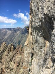 Vista a sinistra dalla sosta dopo il traverso: Diego su Ricordo d'Orlando