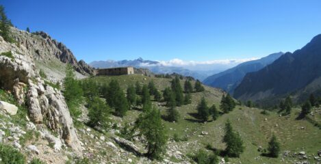 Grossa caserma in rovina chiamata Ricovero Escalon