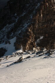 Prima rampa di misto superata, in fondo il colle di Montandaynè e la parte bassa della becca