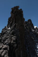 Alcuni dei torrioni che ancora ci aspettano. Sullo sfondo la cresta sommitale