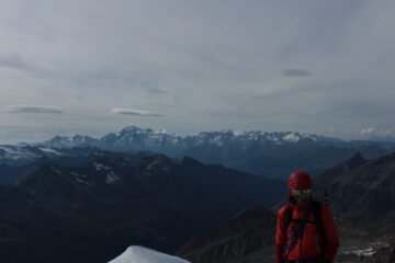 Il socio e il panorama sul Bianco dalla cresta sommitale