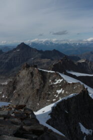 Visuale del Piccolo Paradiso dalla cresta sommitale. Nuvole su Cervino e Rosa sullo sfondo