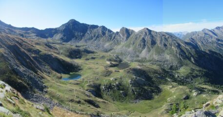 La conca dei tredici laghi con al centro il Cornour