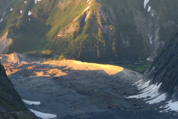 il sole indora la morena che dà accesso al Miage