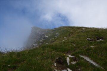 La cresta si perde nella nebbia