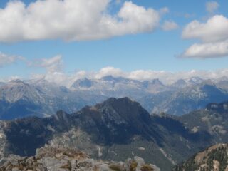 M. Larone (Valle Isorno), sullo sfondo le montagne del Devero