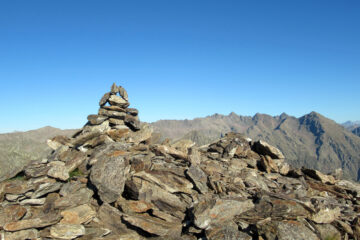 Ometto di vetta e panorama su Corborant, Giofreddo e Laroussa