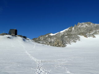 Il rifugio, andando verso la cima di Floite