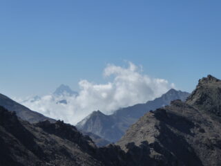 spunta il Viso: in primo piano la cresta che dall'Albergian porta al Gran Mioul (primo a destra)