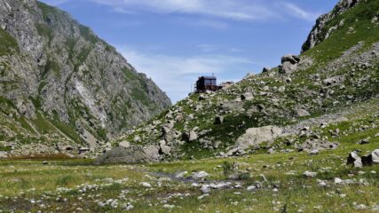 Il rifugio Ellena - Soria, dove termina la carrozzabile sterrata (chiusa al transito) che parte da San Giacomo di Entracque.