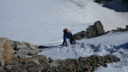 Laura risale la ripida rampa che porta verso la cima della Pointe Lachenal