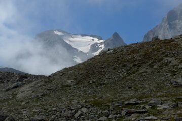 Appare la Croce Rossa