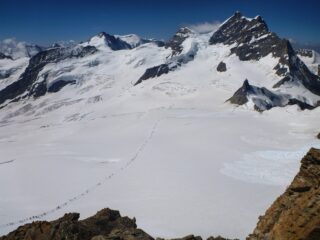La folla che percorre la pista