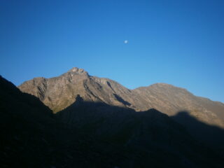 Salendo, si nota la croce di punta d'Alp