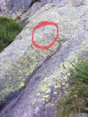 Attacco della via.   Cerchiata in rosso la scritta, ormai sbiadita, del nome della via.