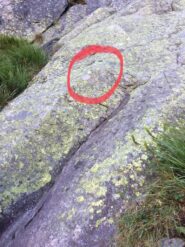 Attacco della via.   Cerchiata in rosso la scritta, ormai sbiadita, del nome della via.